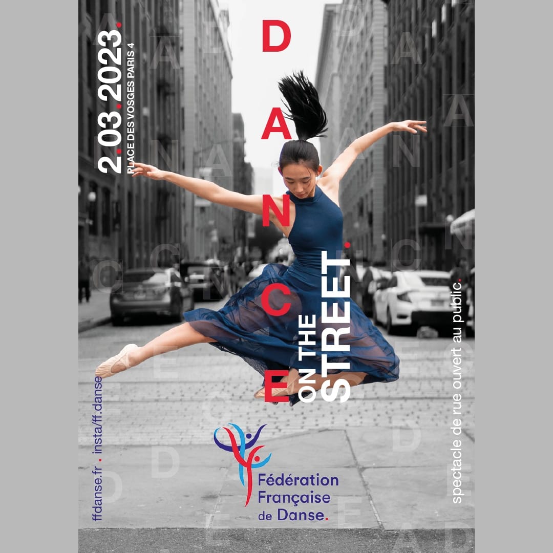 Mise en page d'une affiche de danse avec une danseuse dans la rue de New-York qui fait un mouvement en lévitation.