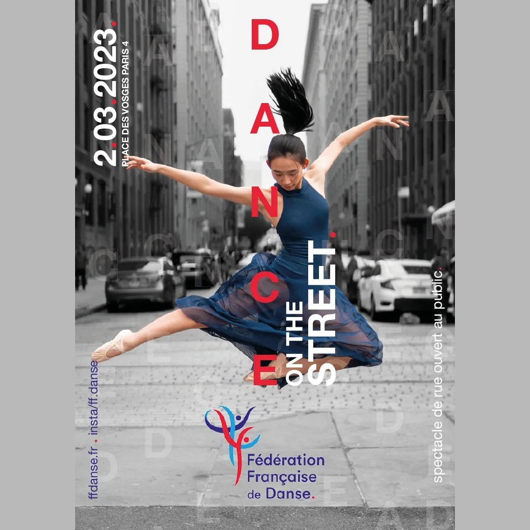 Mise en page d'une affiche de danse avec une danseuse dans la rue de New-York qui fait un mouvement en lévitation.