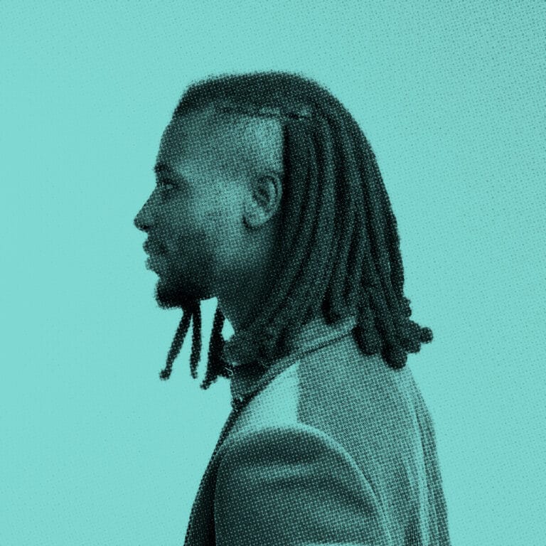 Photo d'un modèle d'un homme en profil sur fond vert