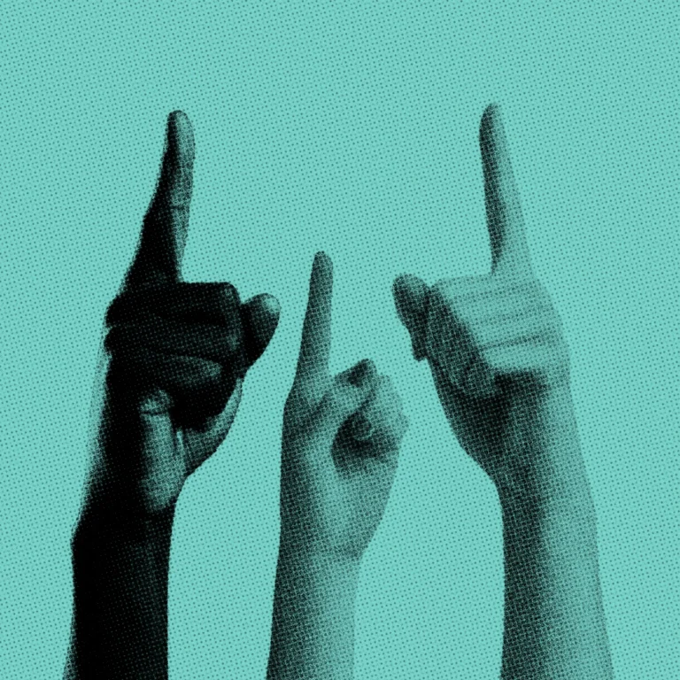Trois mains levées pointant vers le haut sur fond turquoise, en demi-teinte graphique, illustrant l'élévation et l'innovation.