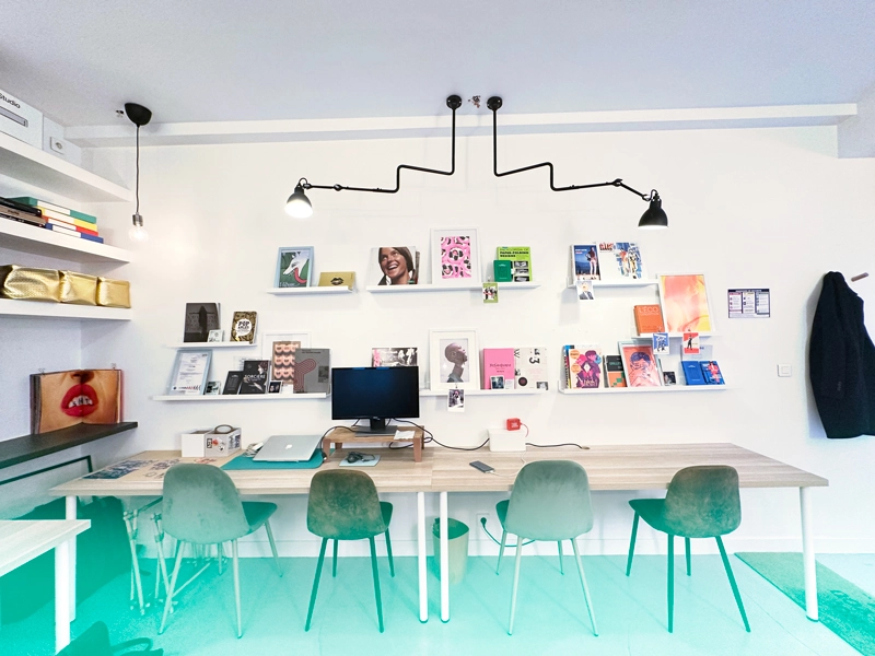 Bureau partagé avec des ordinateurs Mac et des affiches graphiques dans les locaux de bo école.