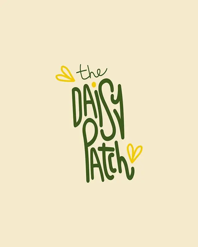 Logo en vert et jaune avec une typographie manuscrite lisant 'The Daisy Patch'.