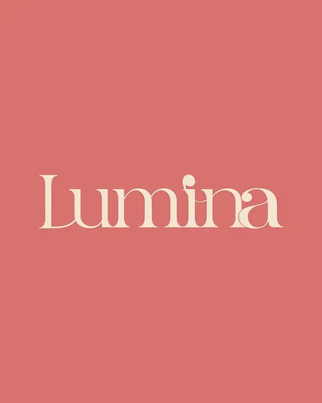 Typographie minimaliste en crème et rouge lisant 'Lumina' sur fond rouge clair.