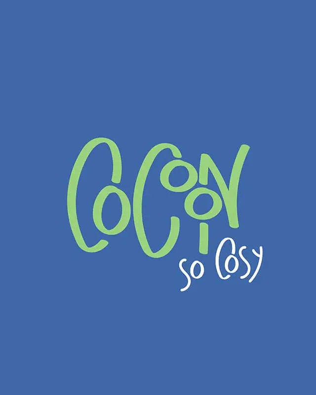 Typographie manuscrite verte et blanche lisant 'Cocon so cosy' sur fond bleu.