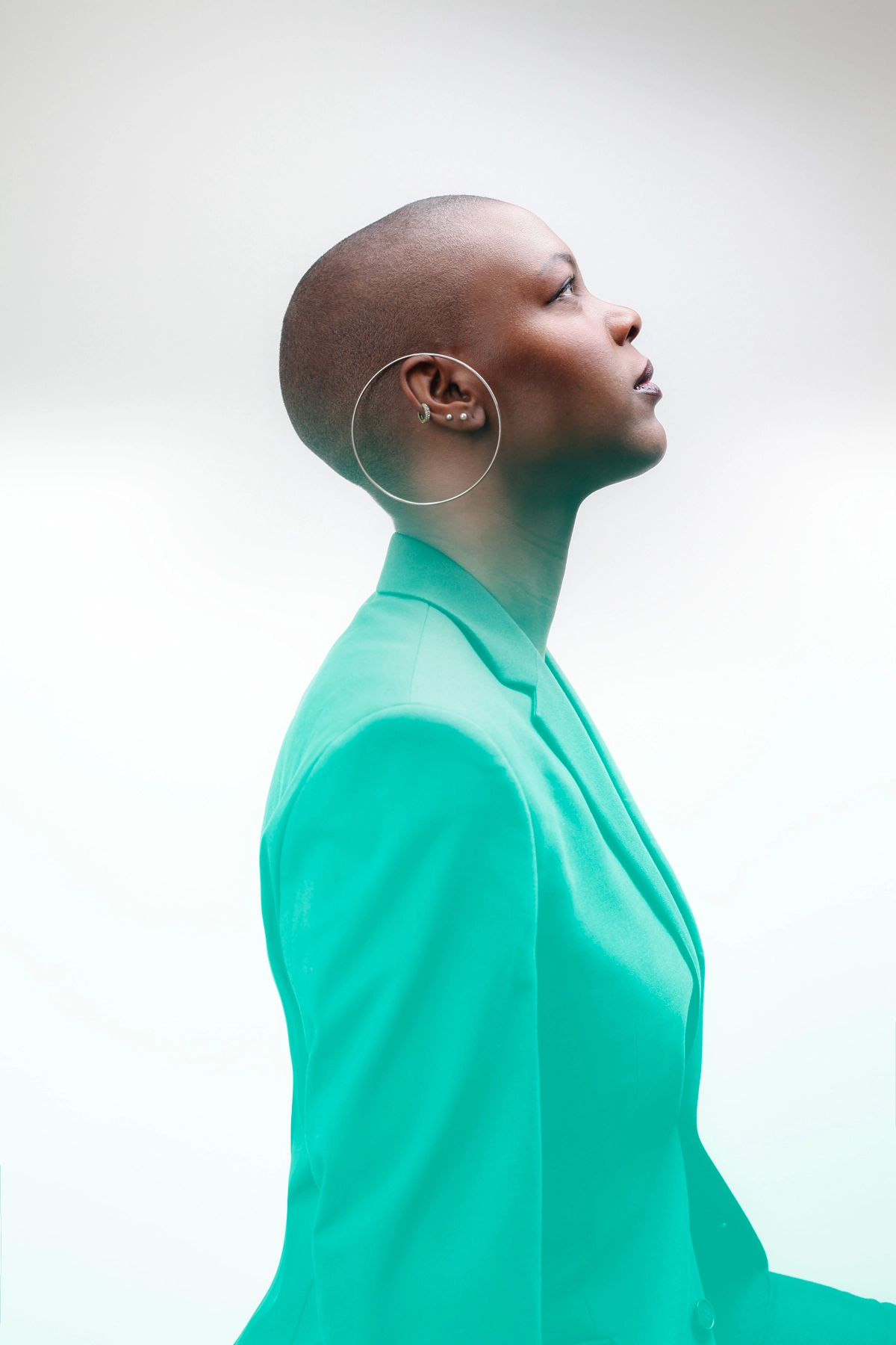 Portrait d'une jeune femme typée mode dégradés en vert turquoise.