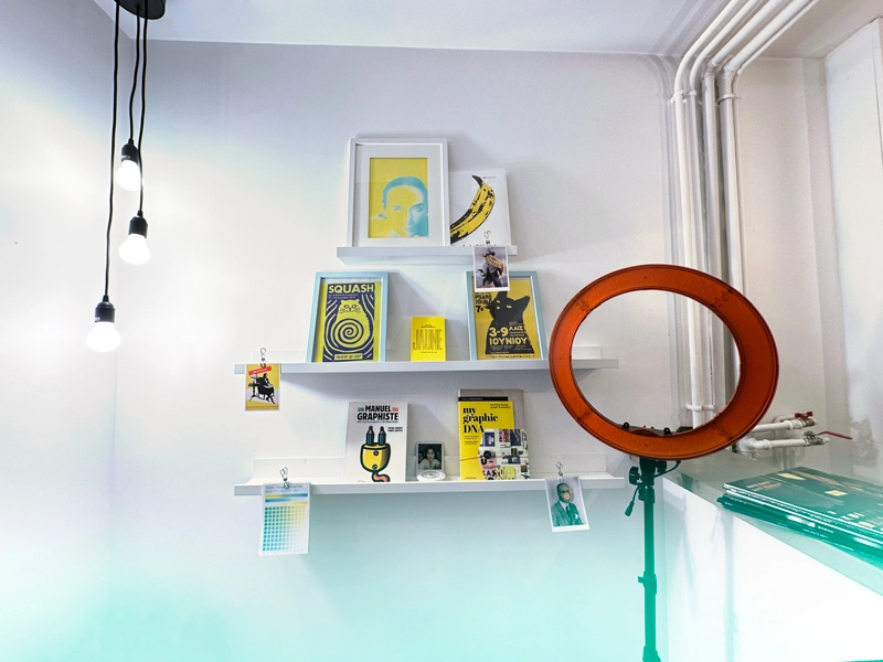 Décoration murale dans une salle de bo école avec des étagères de livres et d'affiches design.
