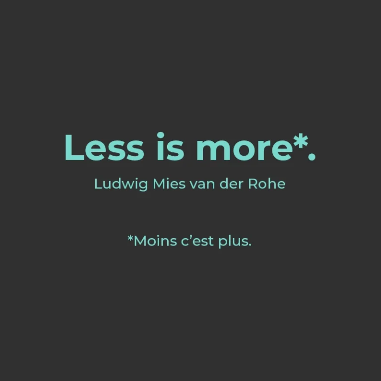 Citation "Less is more*" de Ludwig Mies van der Rohe affichée sur un fond noir avec une typographie verte. La traduction "Moins, c'est plus" est indiquée en bas de l'image. Cette citation met en avant le principe minimaliste dans le design et l'architecture.