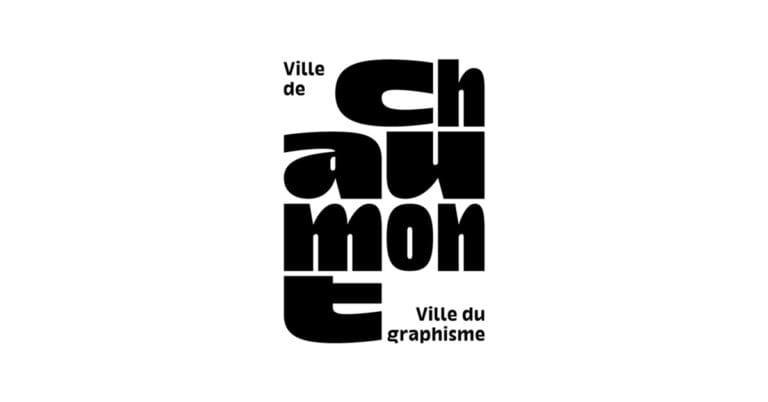 Logo typographique noir de la Ville de Chaumont, intitulée "Ville du graphisme", avec une composition verticale et des lettres en blocs massifs.