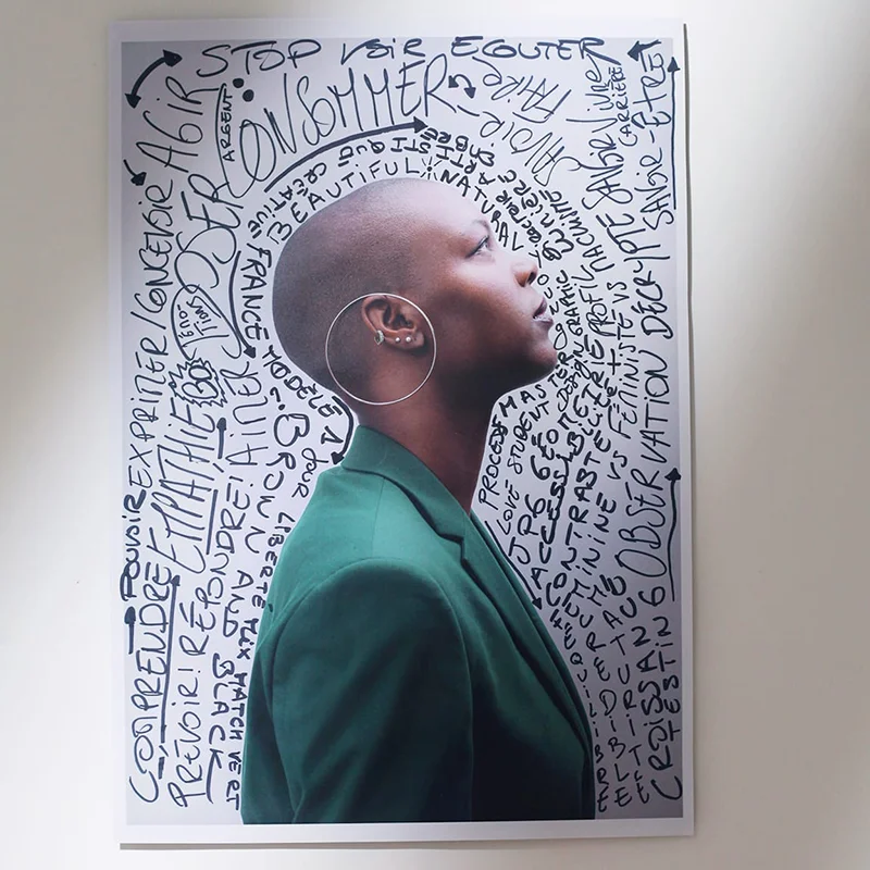 Étudiante réfléchissant avec des mots inspirants écrits autour d'elle