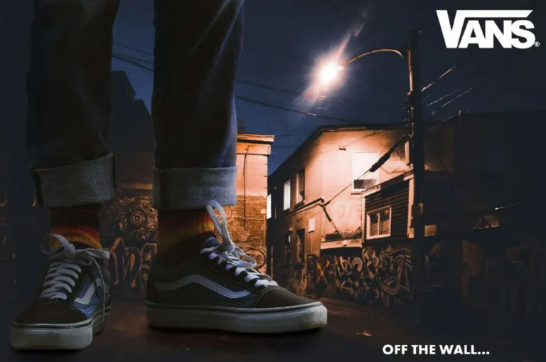 Prototype d’affiche publicitaire Vans en photomontage de nuit, réalisé par Benjamin, graphiste formé chez bo école