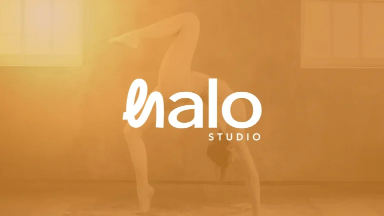Logo Halo Studio, h manuscrit blanc sur photo de yoga orangée, par Thelma, formée au métier de graphiste à distance