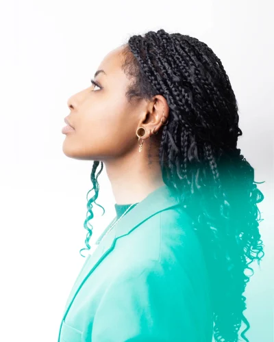 Étudiante de bo école suivant la formation en ligne graphiste.